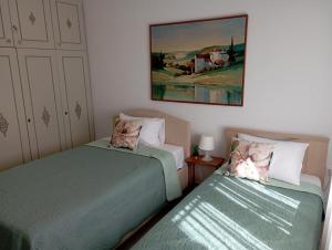 Un dormitorio con dos camas y un cuadro en la pared. en Walnuthouse, en Dhíkella