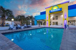 Bazén v ubytování Days Inn by Wyndham Ladson Summerville Charleston nebo v jeho okolí