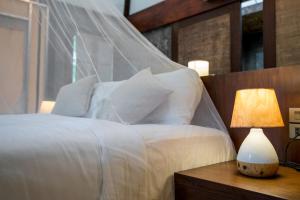 Postel nebo postele na pokoji v ubytování Anurak Community Lodge - SHA Plus