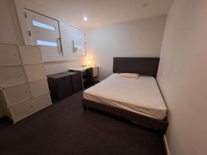 Postel nebo postele na pokoji v ubytování Quiet secure home in CBD, handy close to Downtown Britomart Ferry and Spark Arena