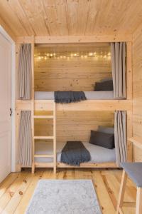 Katil atau katil-katil dalam bilik di Cozy & Peaceful Disney Netflix 65INCHTV Fast WiFi