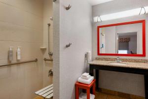 Ένα μπάνιο στο Hampton Inn & Suites Dodge City Boot Hill Casino +27 φωτογραφίες