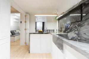 Dapur atau dapur kecil di Hidden City Gem Free Disney Netflix 2 x 65inch TV +32 gambar
