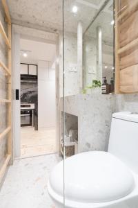 Dapur atau dapur kecil di Hidden City Gem Free Disney Netflix 2 x 65inch TV