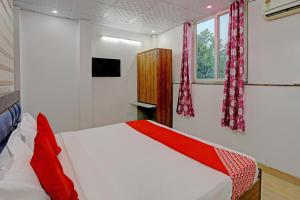 Postel nebo postele na pokoji v ubytování Hotel O Royal Dream