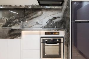 Dapur atau dapur kecil di Hidden City Gem Free Disney Netflix 2 x 65inch TV