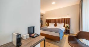 a hotel room with a bed and a tv at Aiden by Best Western Biberach in Biberach an der Riß +152 photos