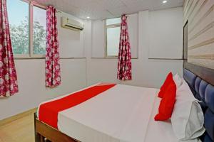 Postel nebo postele na pokoji v ubytování Hotel O Royal Dream