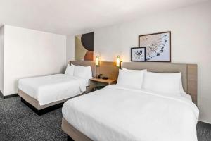Postel nebo postele na pokoji v ubytování Spark by Hilton Killeen