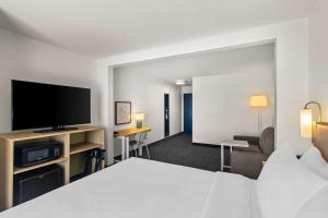 Postel nebo postele na pokoji v ubytování Spark by Hilton Killeen
