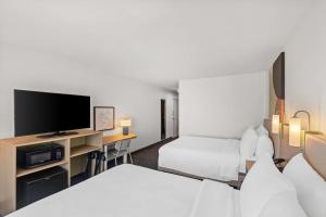 Postel nebo postele na pokoji v ubytování Spark by Hilton Killeen