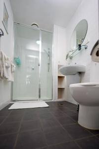 Koupelna v ubytování Marina Magic Getaways - Your Waterfront Retreat + 37 fotografií
