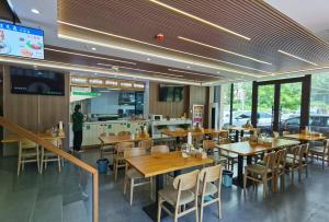 Restoran või mõni muu söögikoht majutusasutuses 乌鲁木齐会展中心万信至格酒店