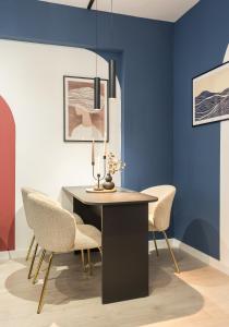 VoluntariにあるIvory Concept Studio 27のテーブルと椅子のあるダイニングルーム