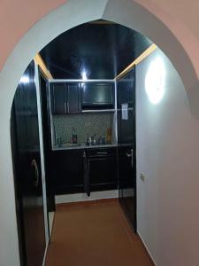 A kitchen or kitchenette at Bellissimo appartamento vista mare sulla piscina