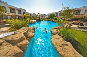 The swimming pool at or close to Bellissimo appartamento vista mare sulla piscina