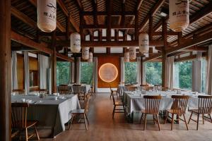 都江堰稷上青城山墅的有桌椅和窗户的餐厅 更多33张照片