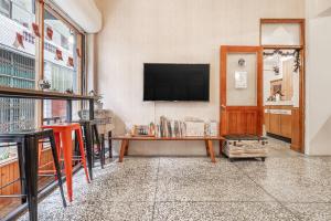 TV a/nebo společenská místnost v ubytování Forever Happiness Hostel + 37 fotografií