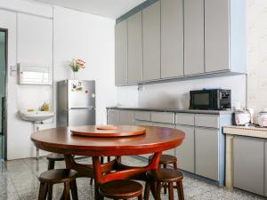 eine Küche mit einem Holztisch und einigen Stühlen in der Unterkunft Lodge 22, 5 min walk to Adventist & Pulau Tikus Market in George Town