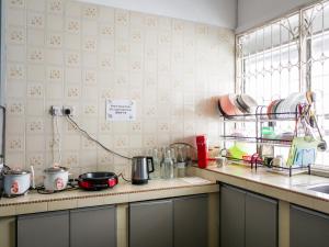 eine Küche mit Spüle und Arbeitsplatte in der Unterkunft Lodge 22, 5 min walk to Adventist & Pulau Tikus Market in George Town