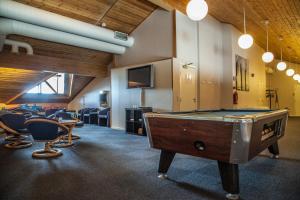 a conference room with a pool table and chairs at Sirdal Høyfjellshotell in Fidjeland