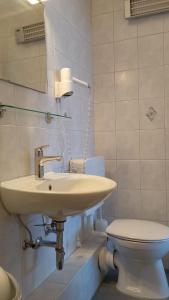 Koupelna v ubytování Hotel Zum Rebstock + 37 fotografií