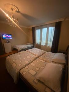 una camera da letto con due letti e una finestra di FOX Orbi Resort Hotel a Itʼkhvisi