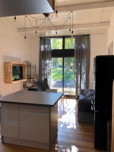 eine Küche und ein Wohnzimmer mit Tisch und Stühlen in der Unterkunft Gite en plein coeur de la Lozère Chalet 2 in Banassac
