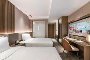 Giường trong phòng chung tại Crystal Orange Shanghai Safari Park Hotel