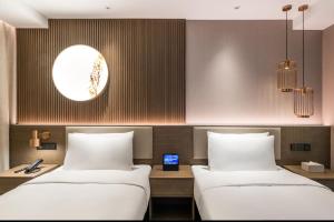 Giường trong phòng chung tại Crystal Orange Shanghai Safari Park Hotel