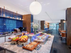 Makanan di atau berdekatan hotel