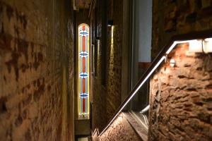 ein Buntglasfenster an der Seite eines Gebäudes in der Unterkunft Dak Han Mansion Guangzhou in Guangzhou