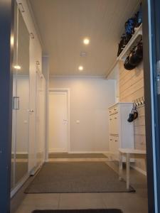 Una cocina con gabinetes blancos y un refrigerador blanco. en Q-maja, en Syöte