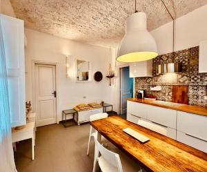 A kitchen or kitchenette at Via Marina