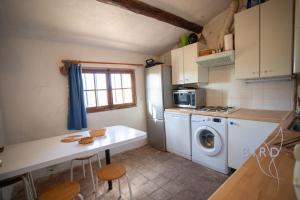 Dapur atau dapur kecil di Magnificent stone house in the heart of the Fayence region +41 gambar