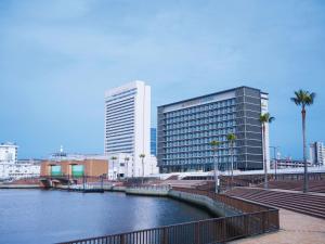 堺市Dorsett by Agora Osaka Sakai的一座城市,有一座大建筑和一条河流