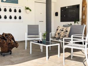 a living room with two chairs and a table at Aquavista Residence - Pied dans l'eau & Pool in Castelletto sopra Ticino