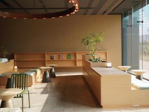 堺市Dorsett by Agora Osaka Sakai的有桌椅和大窗户的餐厅 更多37张照片
