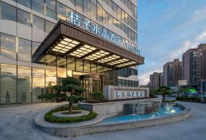 Bazén v ubytování Crystal Orange Shanghai Safari Park Hotel nebo v jeho okolí