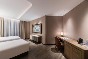 Giường trong phòng chung tại Crystal Orange Shanghai Safari Park Hotel
