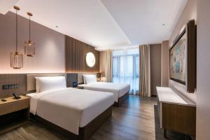 Giường trong phòng chung tại Crystal Orange Shanghai Safari Park Hotel
