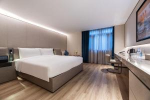 Giường trong phòng chung tại Crystal Orange Shanghai Safari Park Hotel