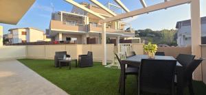 カステルサルドにあるCasa Lillyのパティオ(テーブル、椅子付)