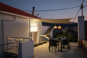 a patio with a table and chairs on a balcony at Naša kuća in Vela Luka