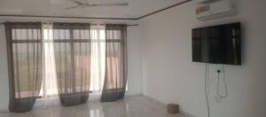 Μια τηλεόραση ή/και κέντρο ψυχαγωγίας στο Paradise