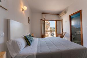 Кровать или кровати в номере Hotel Buigues