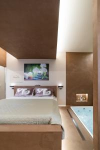 A bed or beds in a room at Luxury Suite Még 1 kép