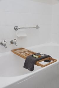 Ένα μπάνιο στο Bentleigh East House by Ready Set Host