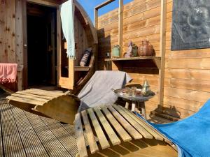 DelfstrahuizenKampari的小木屋设有长凳和桌子