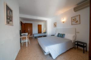Кровать или кровати в номере Hotel Buigues